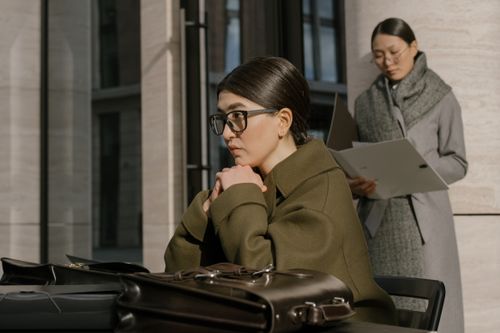 Free A thoughtful business woman in a modern office environment during the day, showcasing focus and professionalism. Stock Photo