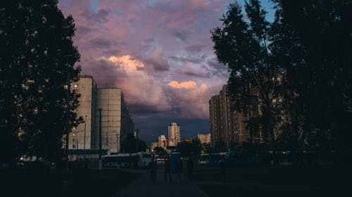 Kostenloses Stock Foto zu sonnenuntergang, stadt, wolken