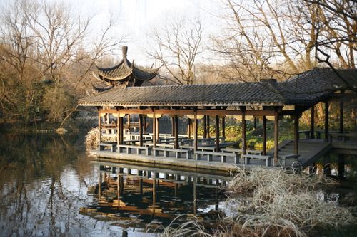 Free Scenic view of a traditional Chinese pavilion on a tranquil lake in Hangzhou park. Stock Photo