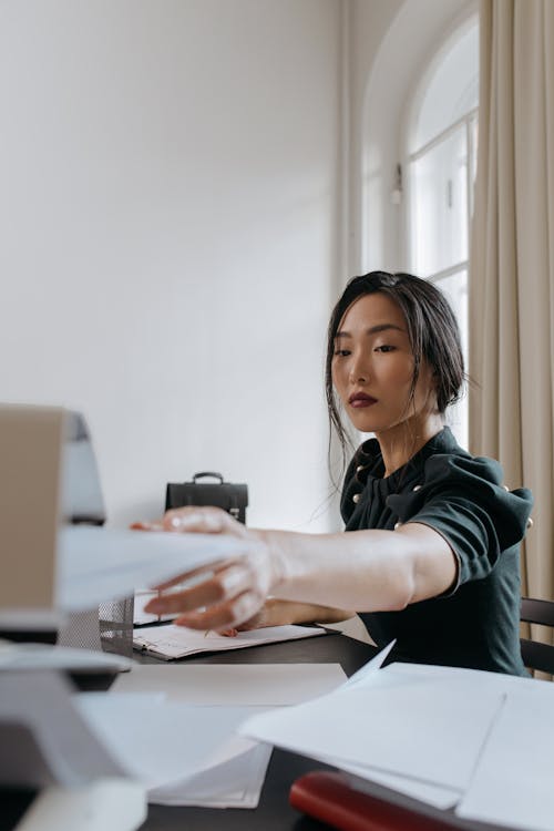 Δωρεάν στοκ φωτογραφιών με business woman, ασιάτισσα, γραφείο