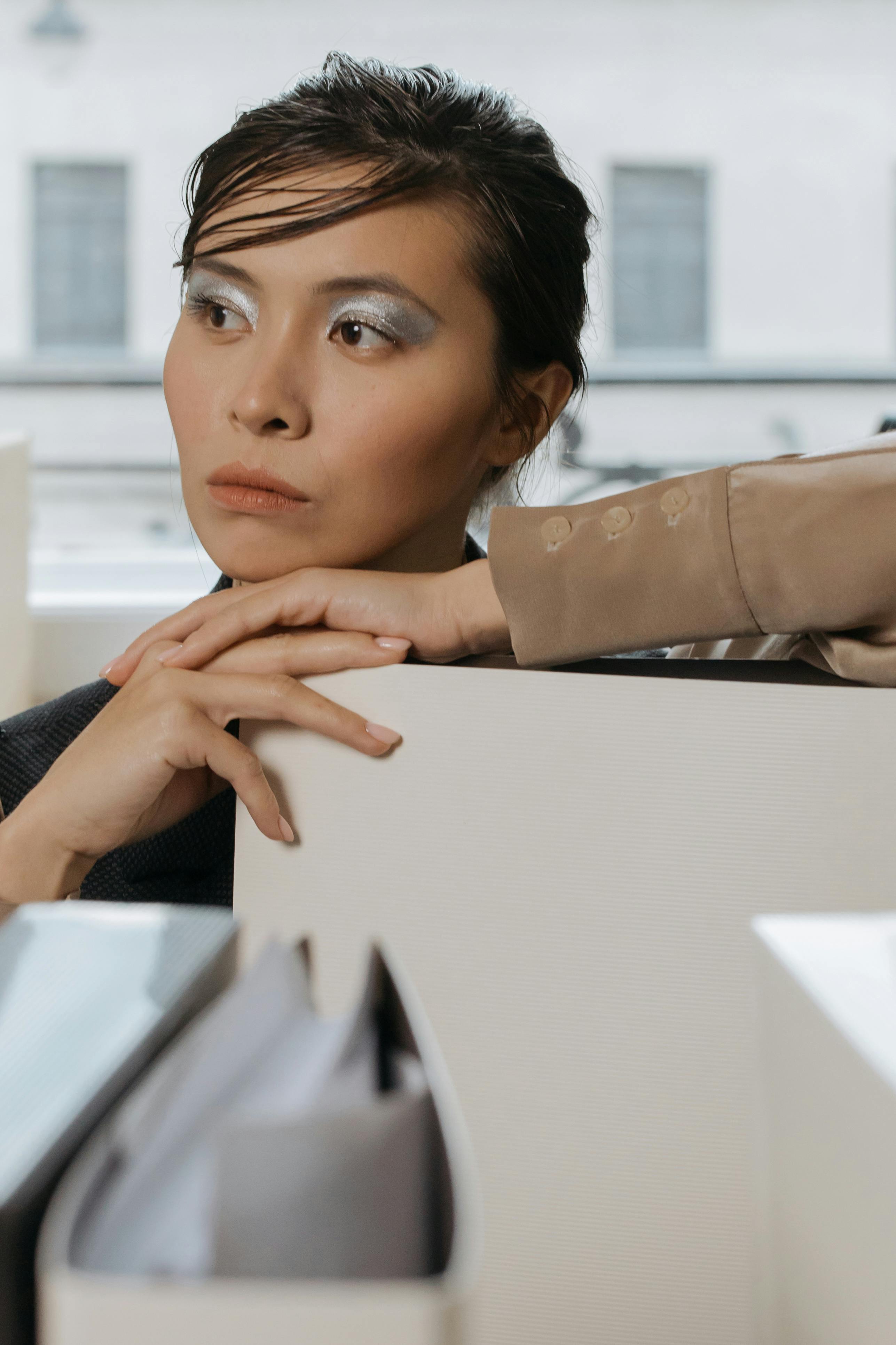 免費 一名持有文件的婦女 圖庫相片