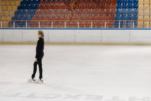 Ilmainen kuvapankkikuva tunnisteilla henkilö, jäähalli, taitoluistelija