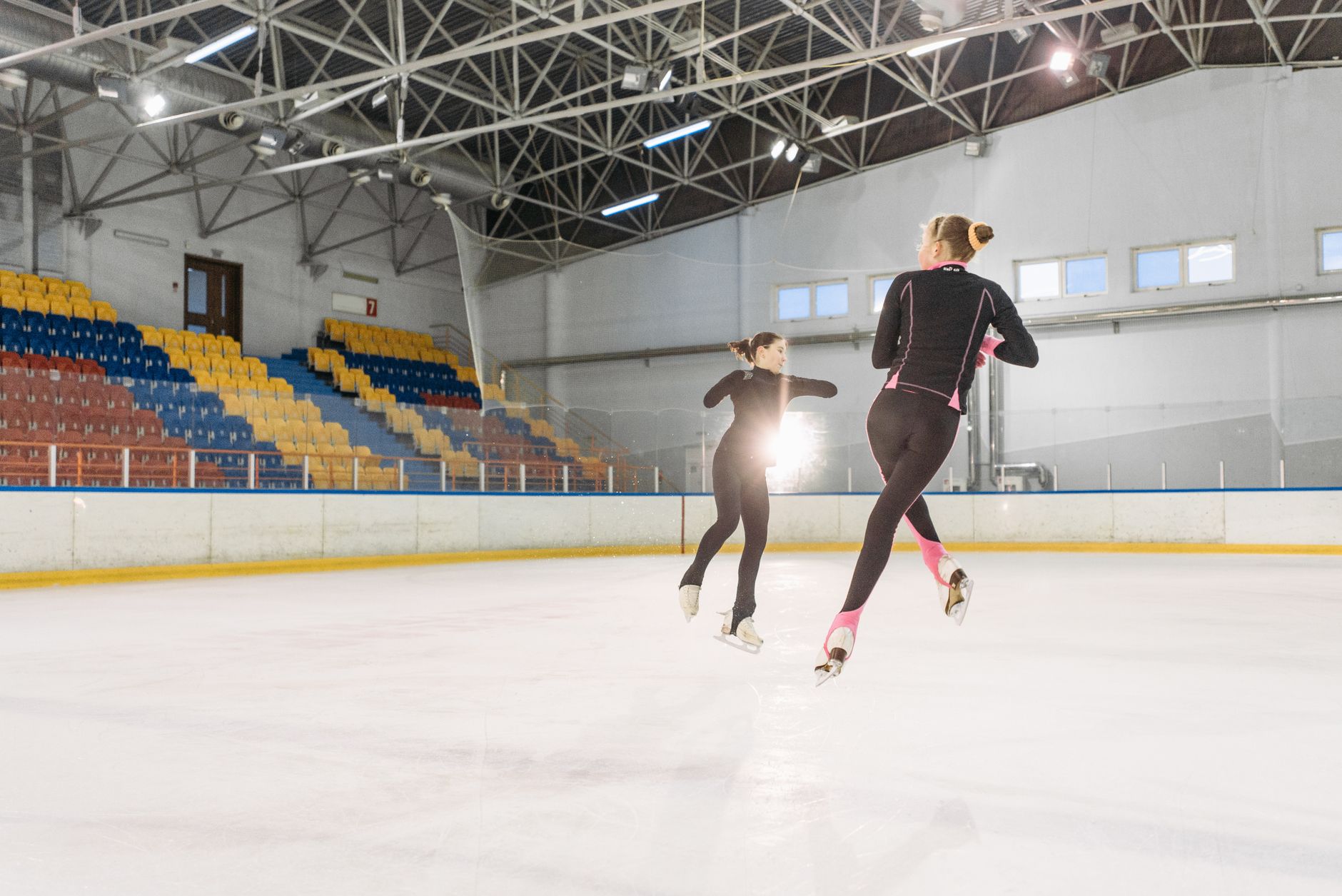 Buz pistinde sürat pateni yapan sporcu