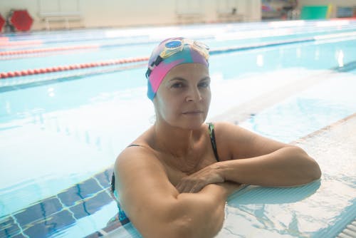 Foto d'estoc gratuïta de dona, gorra nedadora, oci