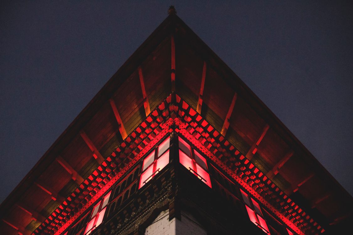 Red Light on Building Corner at Night · Free Stock Photo