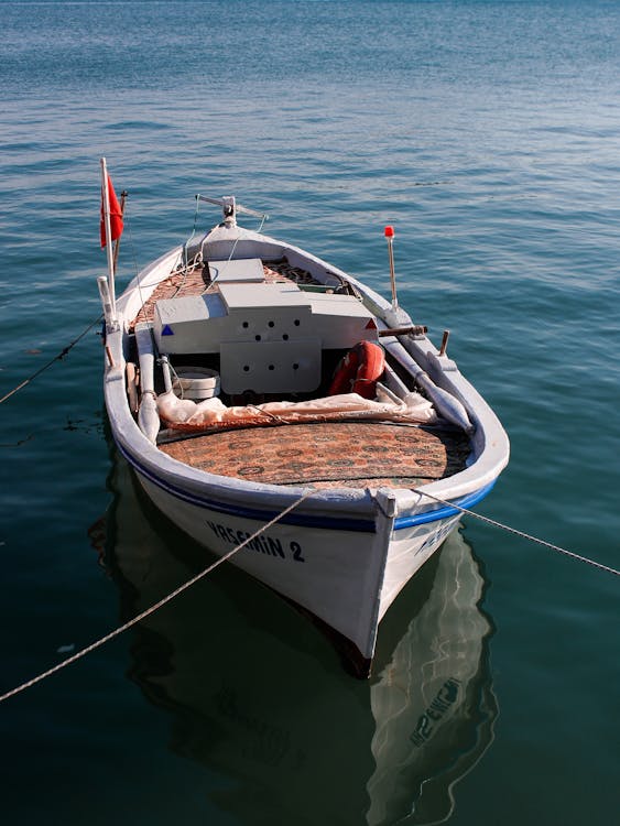 Free Rowboat on Body of Water Stock Photo