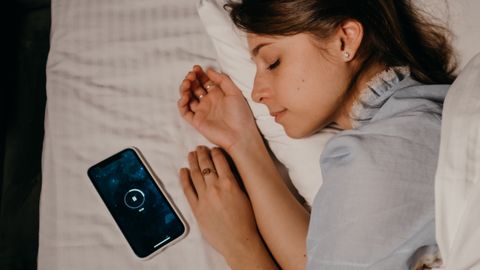 Sleep staging by wearable: how an algorithm infers a stage it cannot see