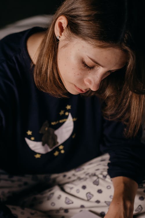 Kostnadsfri bild av kort hår, kvinna, pyjamas