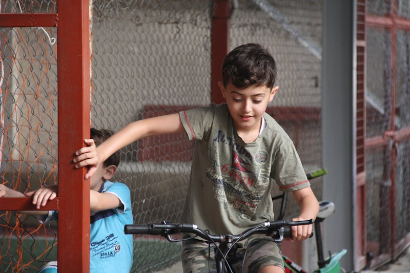 Vasă ceramică decorată cu motive tradiționale, în proces de pictare manuală