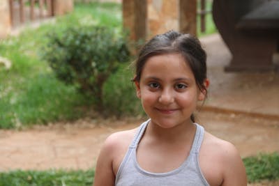 Detaliu pensulă și vopsea pe ceramică