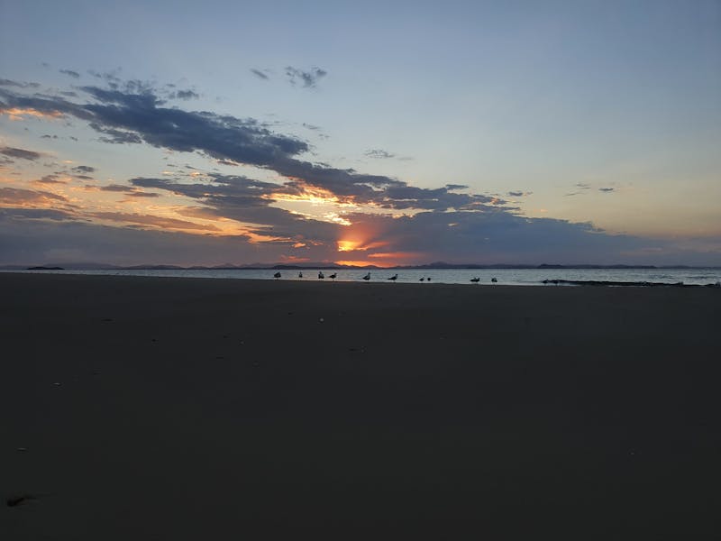 Detaliu finisare ceramică cu unelte specifice