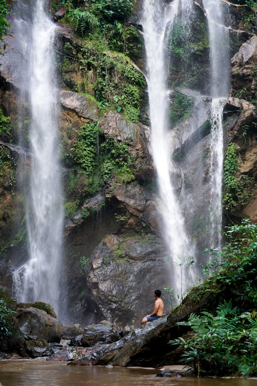 Бесплатное стоковое фото с вертикальный выстрел, водопады, мужчина