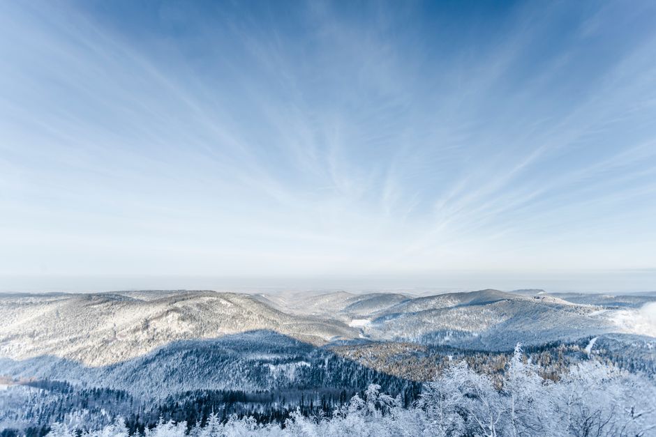 Fotomural Vista aérea de montañas cubiertas de nieve bajo un cielo azul en Grandfontaine, Francia.