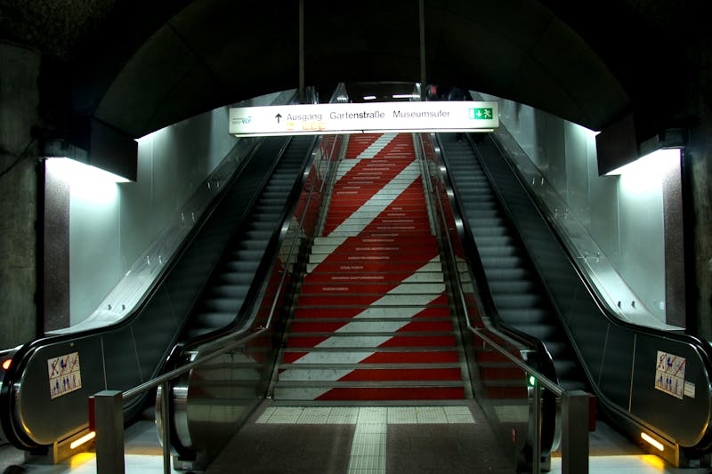 Mâini experte modelând o vază de ceramică pe roata de olar, într-un atelier luminos