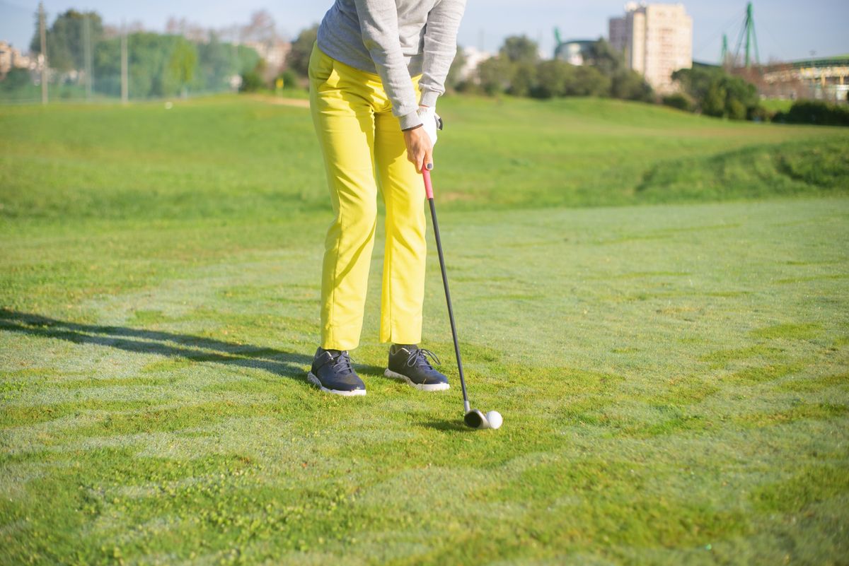 ボールに構えるゴルファーの足元とスタンス