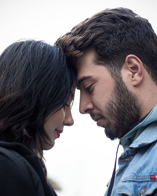 Foto profissional grátis de barbado, cara a cara, casal