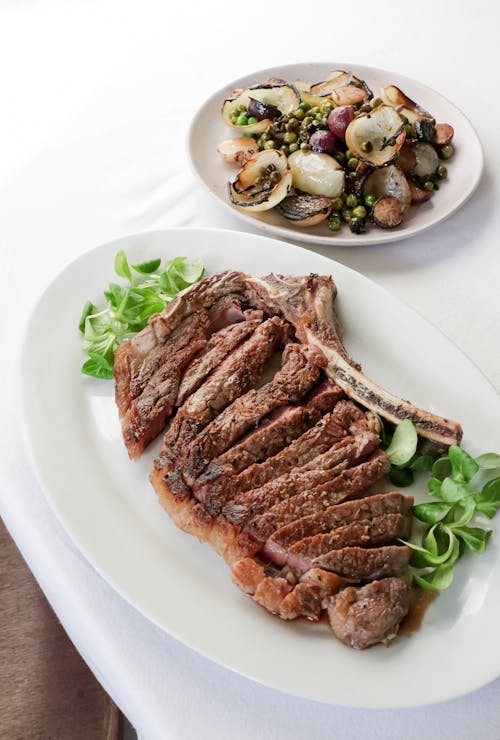 Free Tasty roasted steak and mussel salad in restaurant Stock Photo