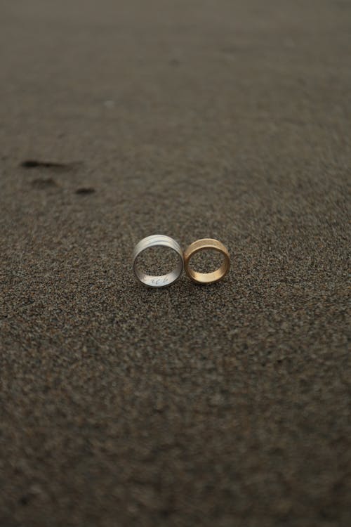 bezplatná Základová fotografie zdarma na téma písek, snubní prsteny, stříbrný prsten Základová fotografie