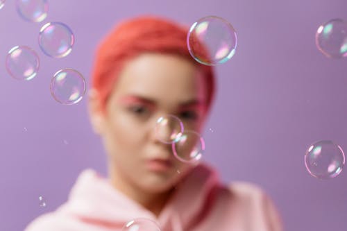 Gratis arkivbilde med bobler, lilla bakgrunn, person