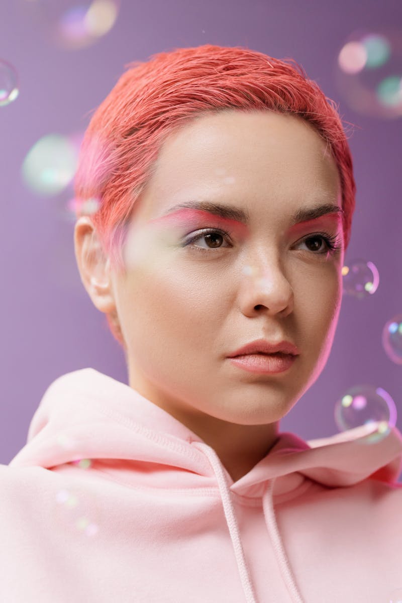 Set de farfurii și boluri din ceramică artizanală așezate pe o masă de lemn