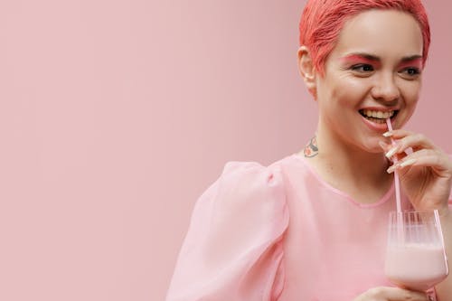 Foto stok gratis kaum wanita, koktail, latar belakang merah jambu