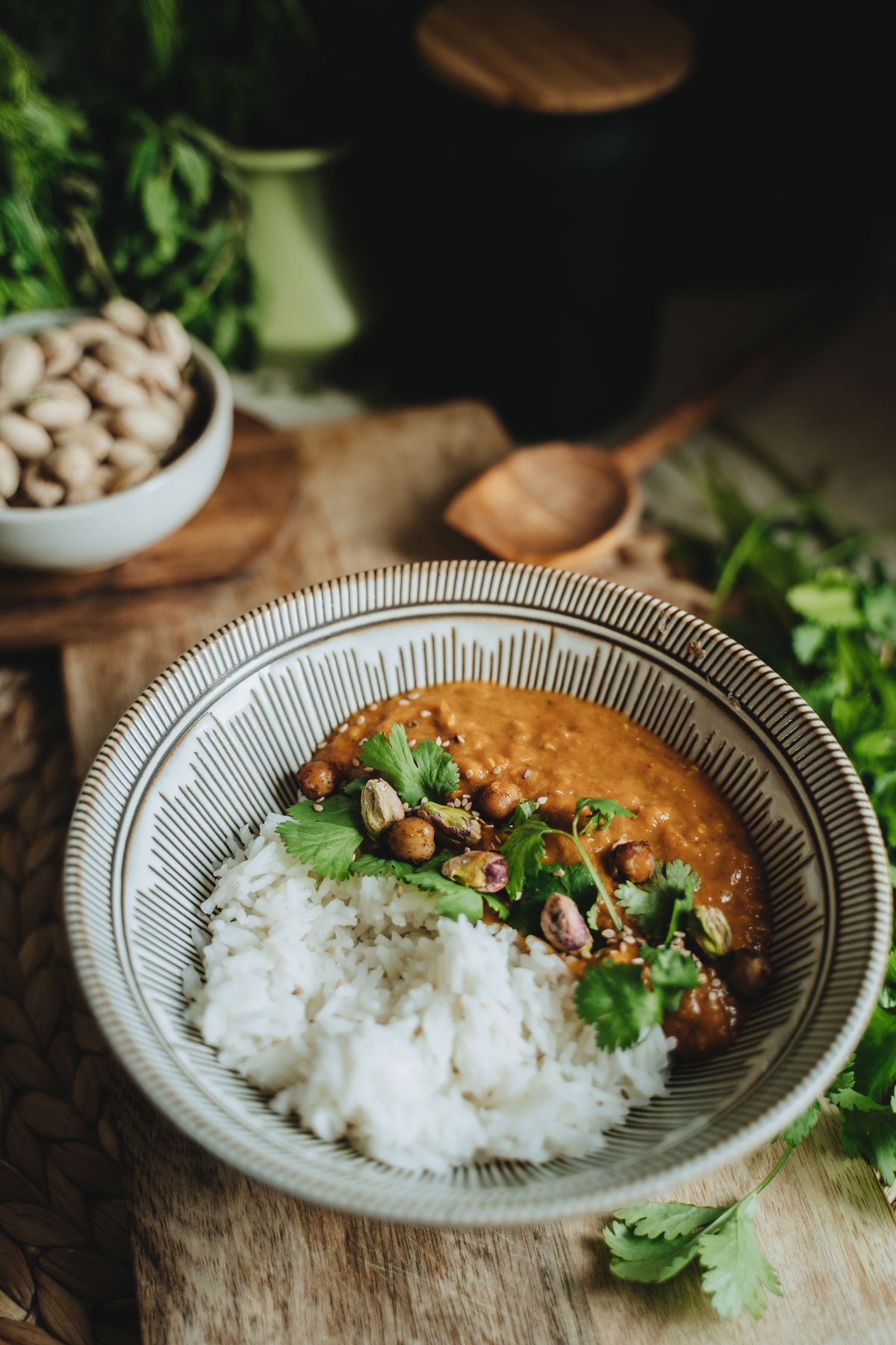 Kom romige kikkererwtencurry met kokosmelk en boerenkool