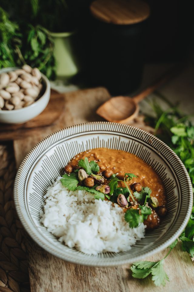 Kom romige kikkererwtencurry met kokosmelk en boerenkool