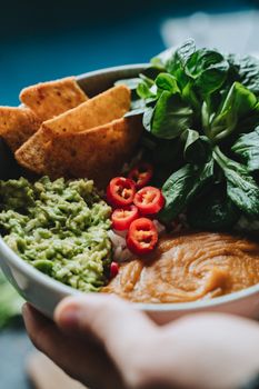 Bol de quinoa vegan avec légumes rôtis