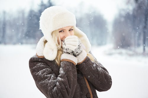 Immagine gratuita di abbigliamento invernale, abiti invernali, cappellino invernale