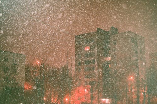 Kostnadsfri bild av byggnader, natt, snö