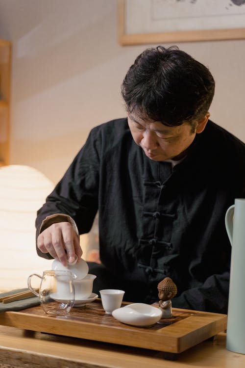Foto profissional grátis de homem asiático, hora do chá, jogo de chá