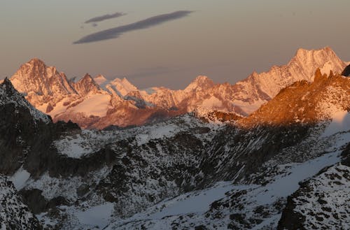 Ücretsiz dağ, dağ doruğu, gün batımı ışığı içeren Ücretsiz stok fotoğraf Stok Fotoğraflar
