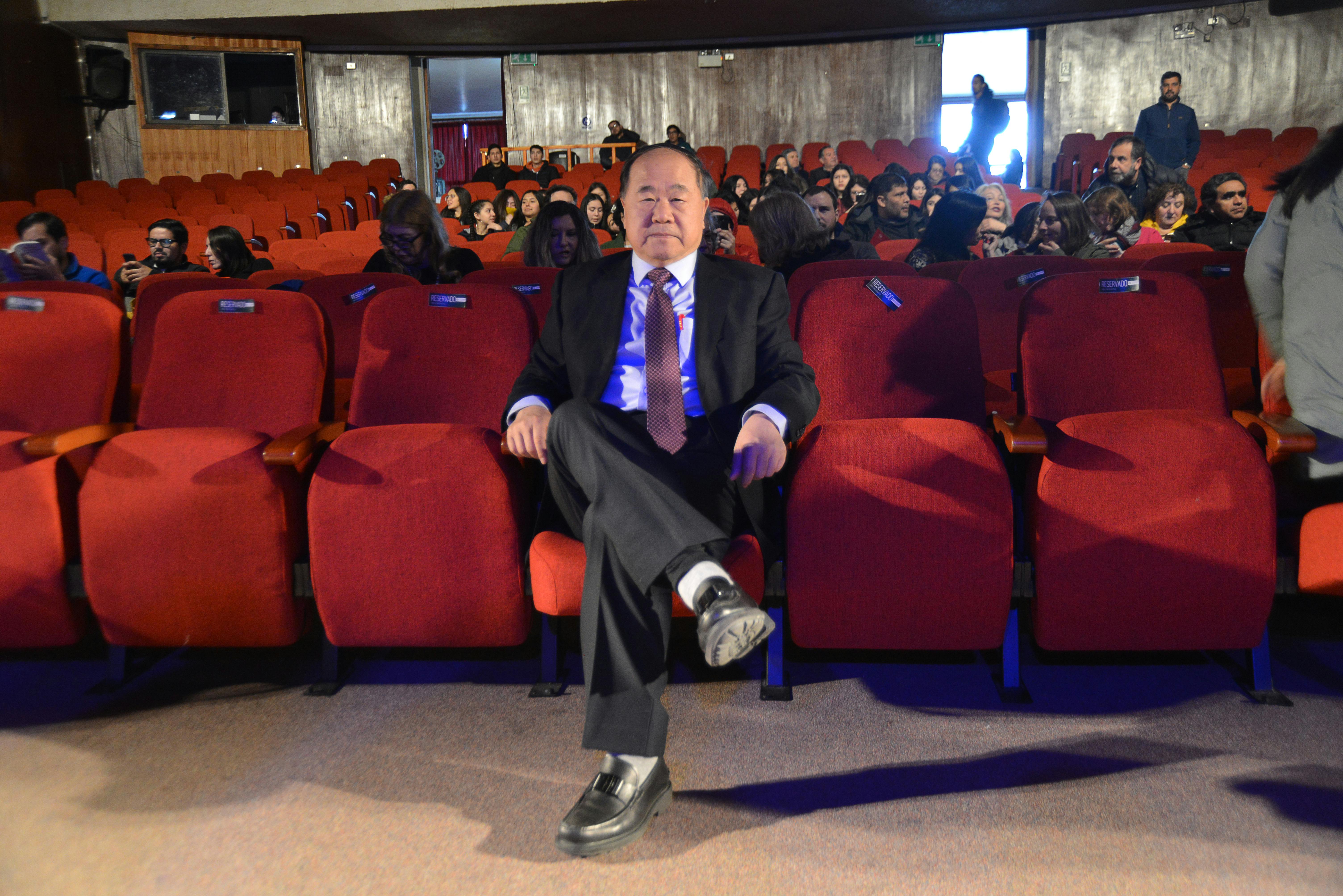Step-by-step preparation of a cottage cheese and yogurt style breakfast bowl