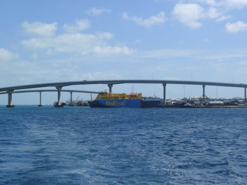 Kostenloses Stock Foto zu blaues wasser, bogenbrücke