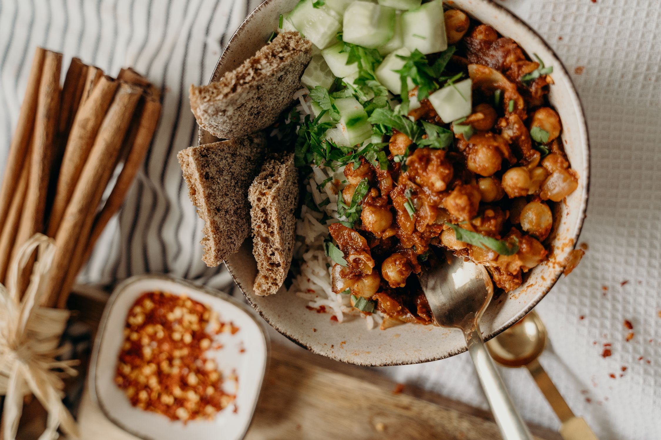 Bowl healthy avec légumineuses, légumes variés et céréales complètes — alimentation riche en fibres pour le microbiote