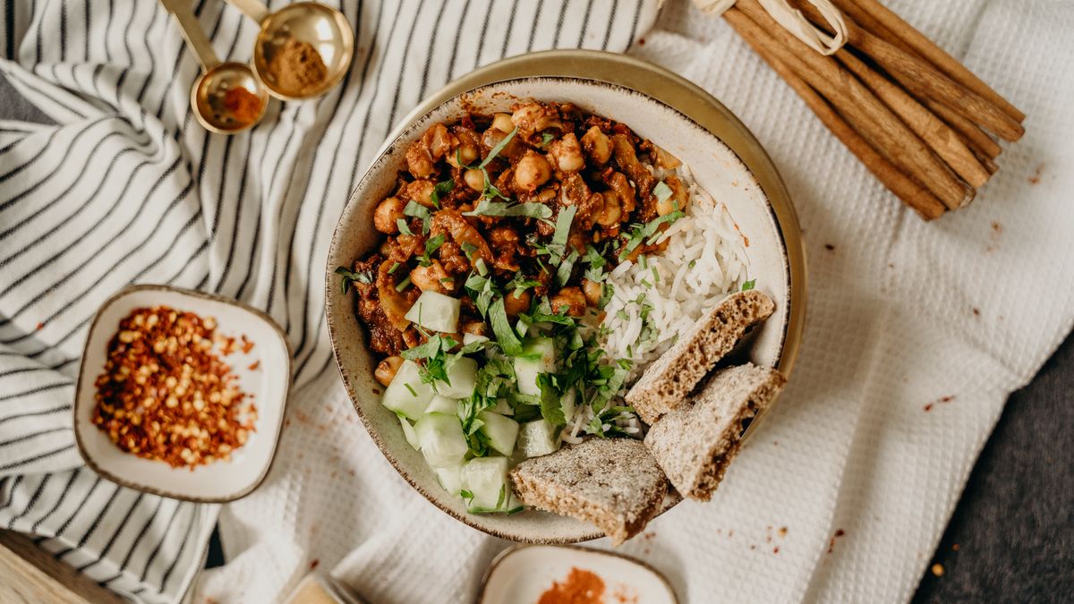 אורז מתובל עם גרגירי חומוס מבושלים וקינמון