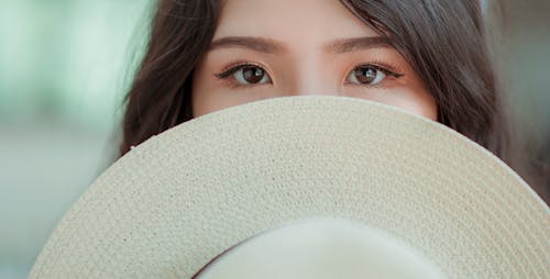 Gratis Sombrero Blanco En La Cara De La Mujer Foto de stock