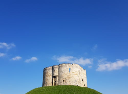 Fotos de stock gratuitas de castillo, cielo azul, colina