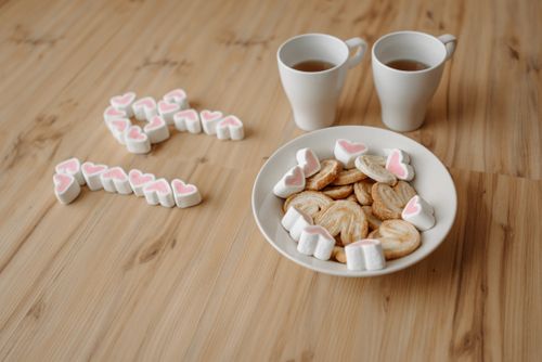 Foto biskuit di atas meja kayu untuk snack anjing
