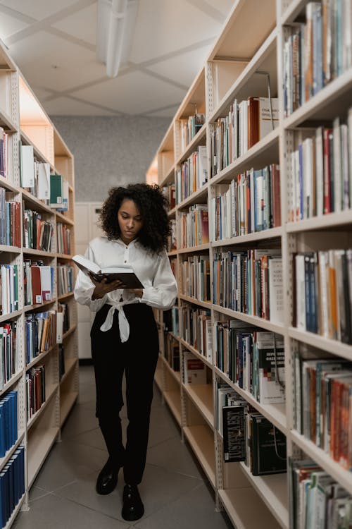 Darmowe zdjęcie z galerii z afroamerykanka, biblioteka, czarna kobieta