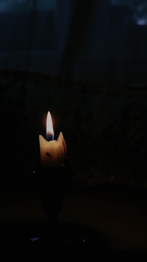 Бесплатное стоковое фото с воск, вощеная бумага, горящая свеча