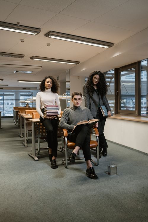 Étudiants travaillant ensemble dans une bibliothèque