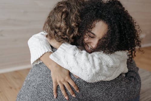 Foto d'estoc gratuïta de abraçant, amants, cabells arrissats