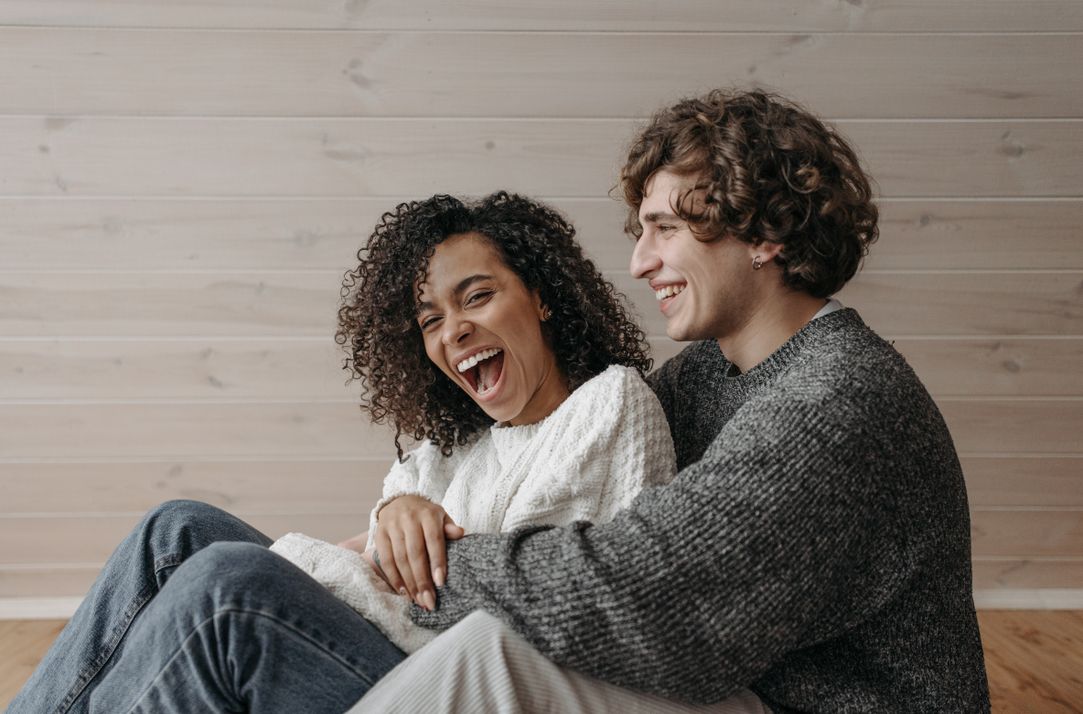 Online dating: starting a conversation on a niche platform