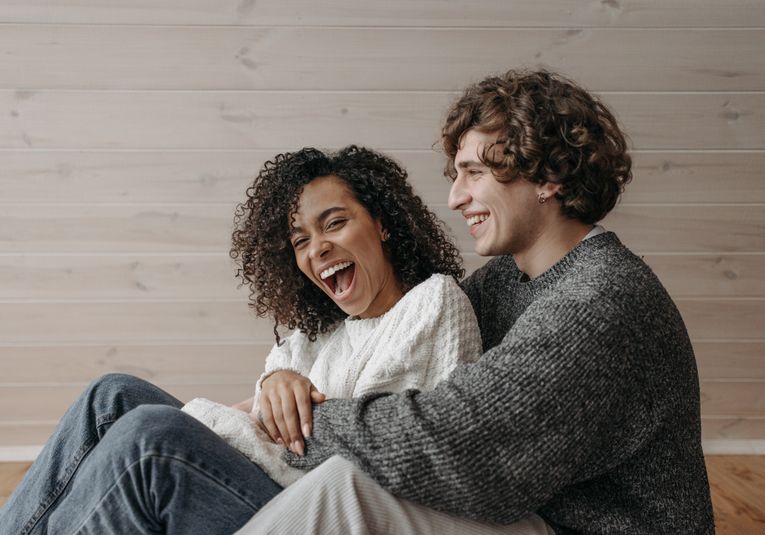 Online dating: starting a conversation on a niche platform