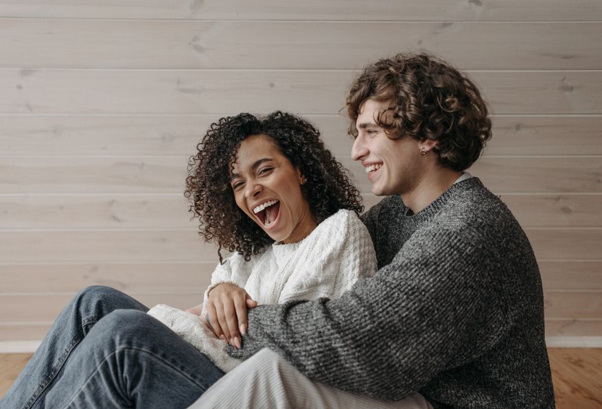 Online dating: starting a conversation on a niche platform