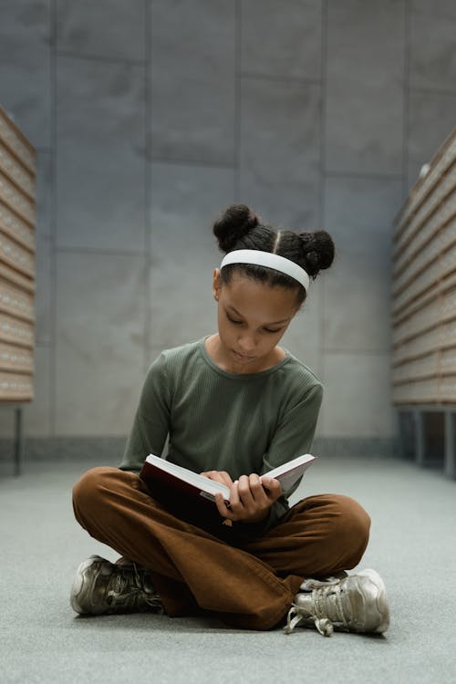 Fotobanka s bezplatnými fotkami na tému afro-americká dievča, čítanie, dievča