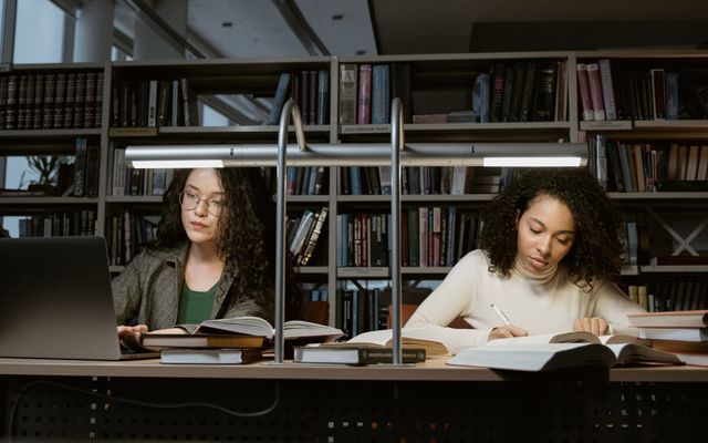 Vuoi vendere casa a Vicenza? Ecco 3 trucchi che conquistano davvero l’acquirente – Keyspace – Agenzia immobiliare a Vicenza e provincia laptop persone leggere