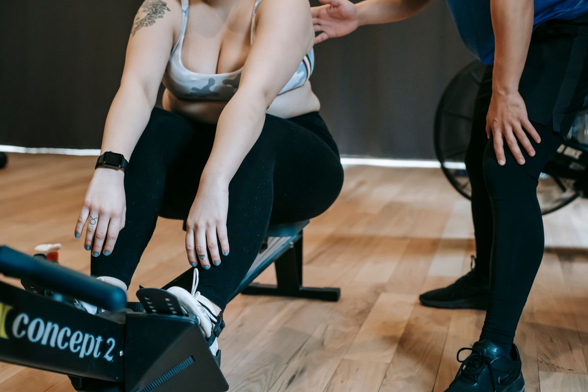 Two people having a supportive discussion about their weight loss progress