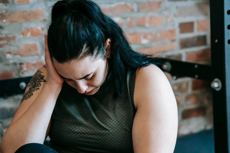 Mulher cansada e sem energia, sinal comum de carência nutricional durante o uso da canetinha